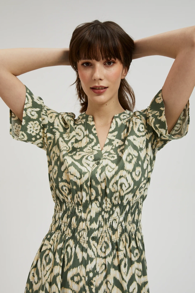 Wzorzysta sukienka z gumą w talii oliwkowa