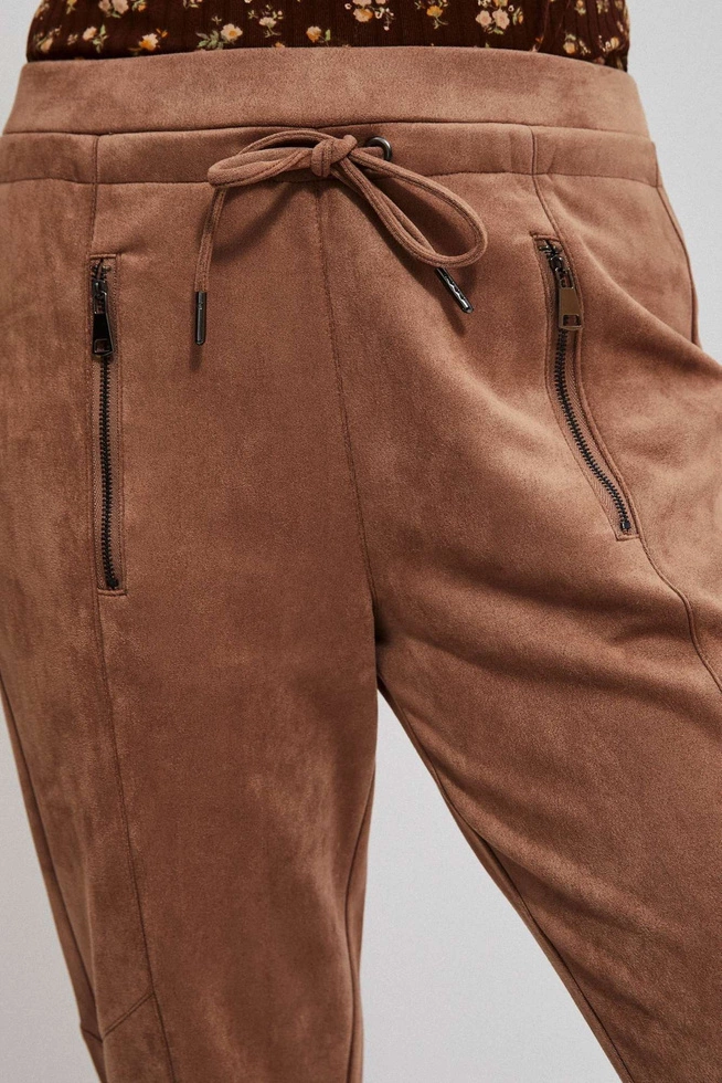 Dresowe spodnie z zapinanymi kieszeniami kawowe