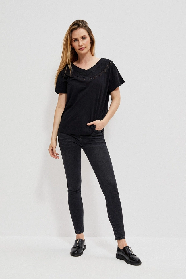 Bluzka z ażurowym dekoltem i krótkimi rękawami czarna