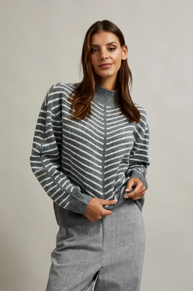 Sweter z półgolfem i paskami szary
