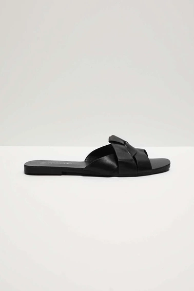 Klapki na płaskiej podeszwie