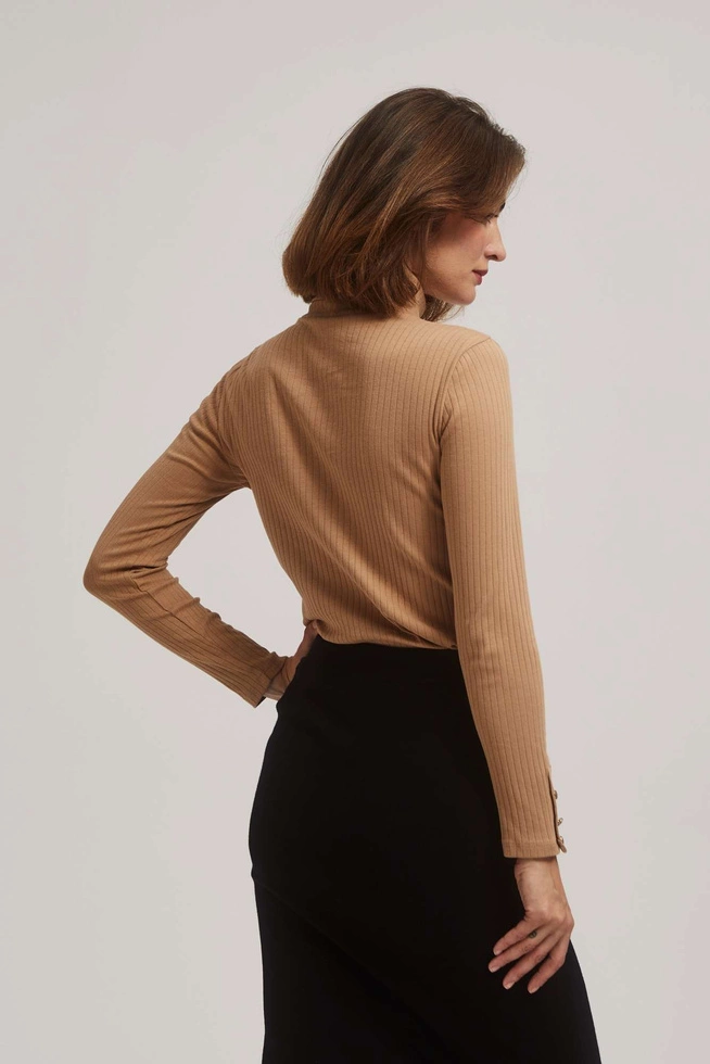 Prażkowana bluzka w golfem