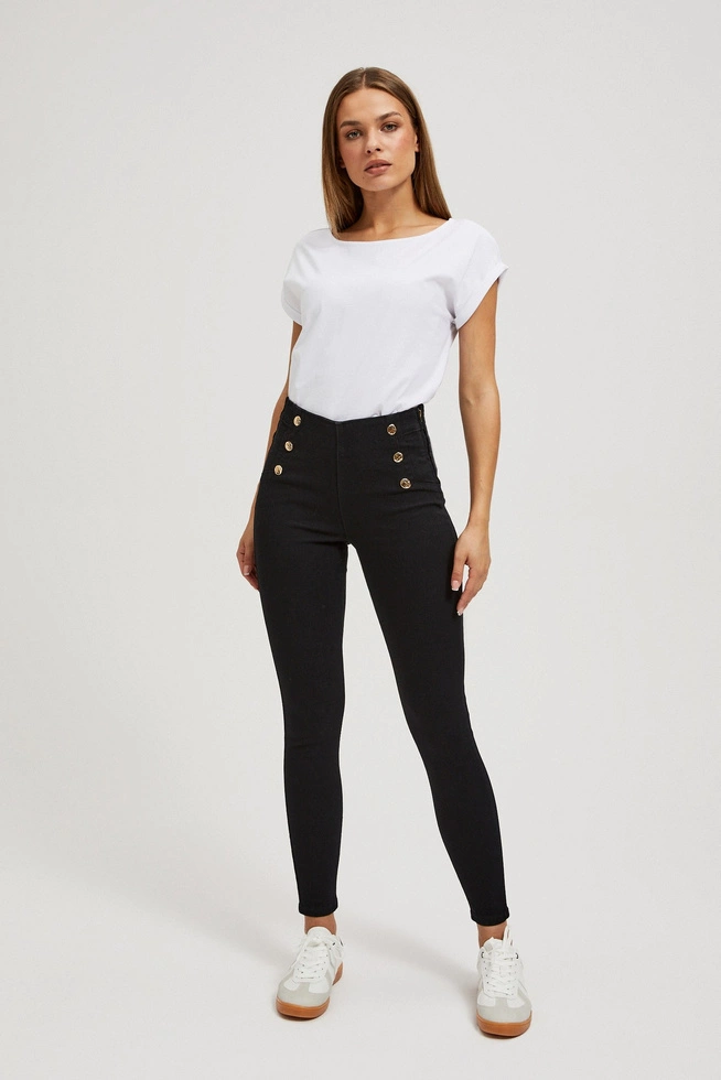 Jeansy z ozdobnymi guzikami