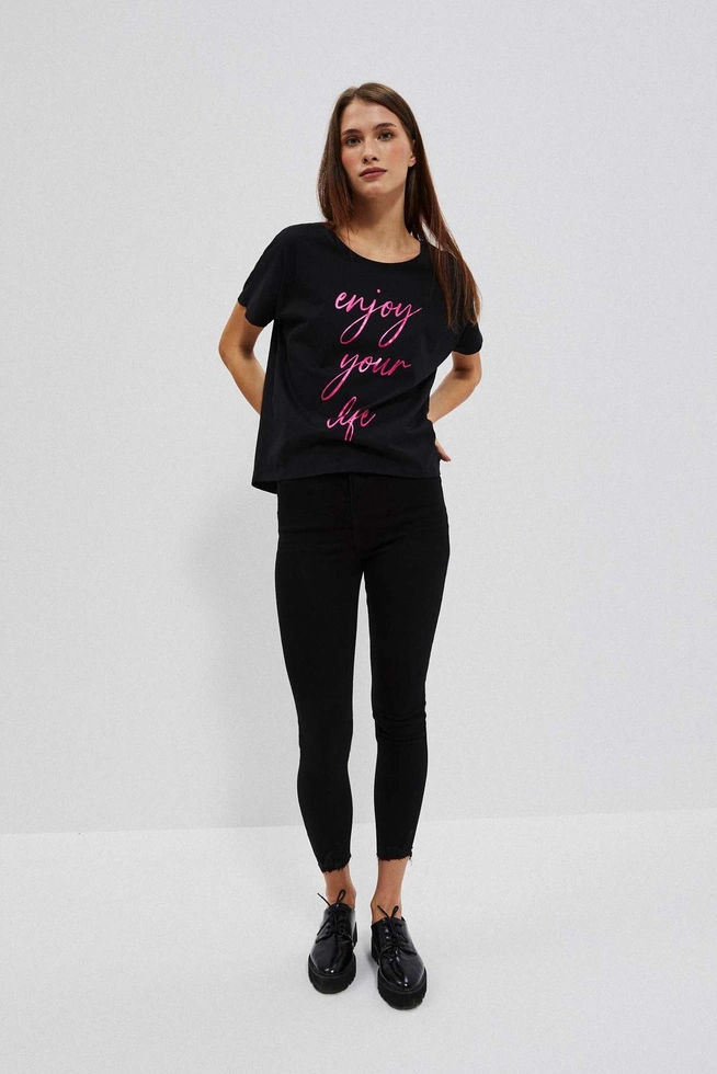 Bluzka z różowym napisem i okrągłym dekoltem czarna