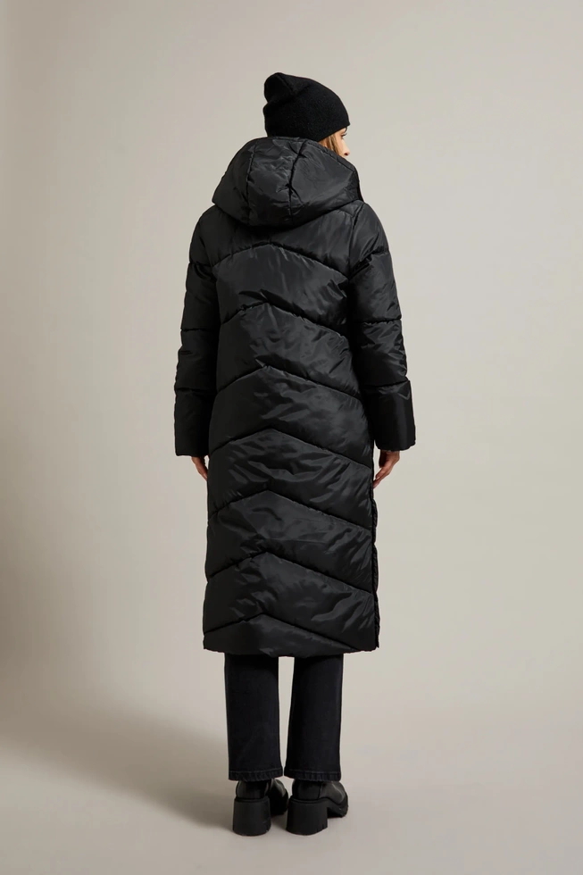 Długa pikowana kurtka z kapturem czarna