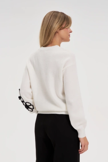 Sweter z aplikacją biały