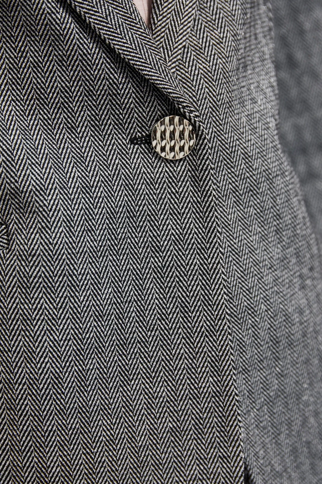 Jednorzędowa elegancka marynarka z długimi rękawami szara