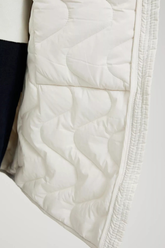 Długa pikowna kurtka z kapturem biała