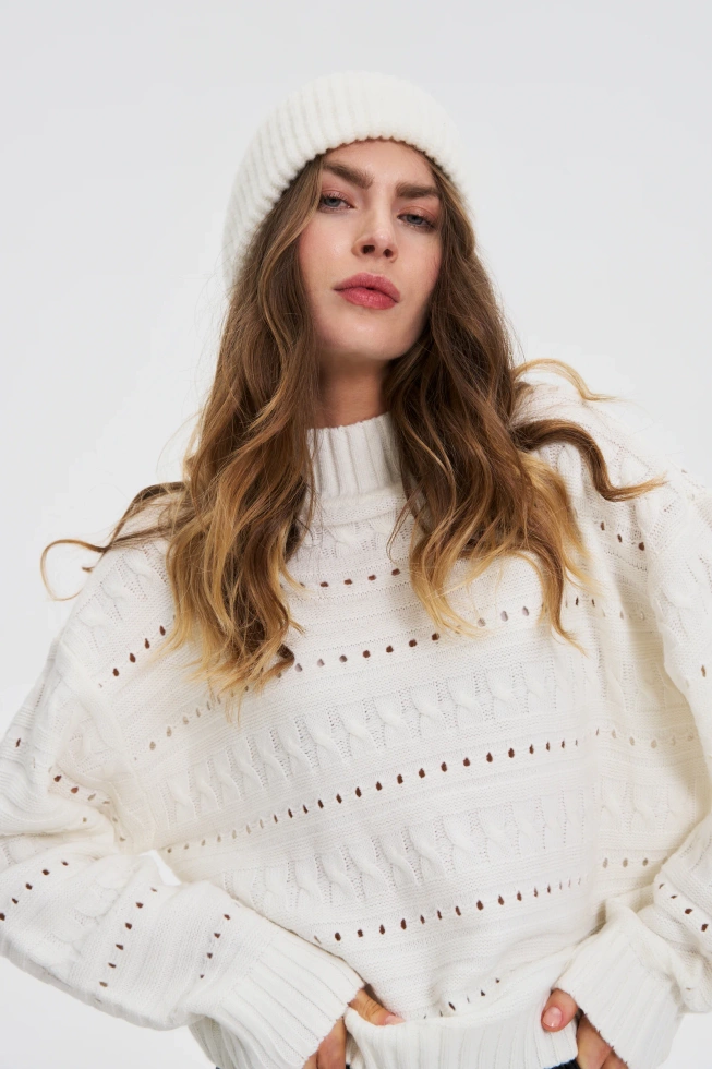 Sweter z golfem biały