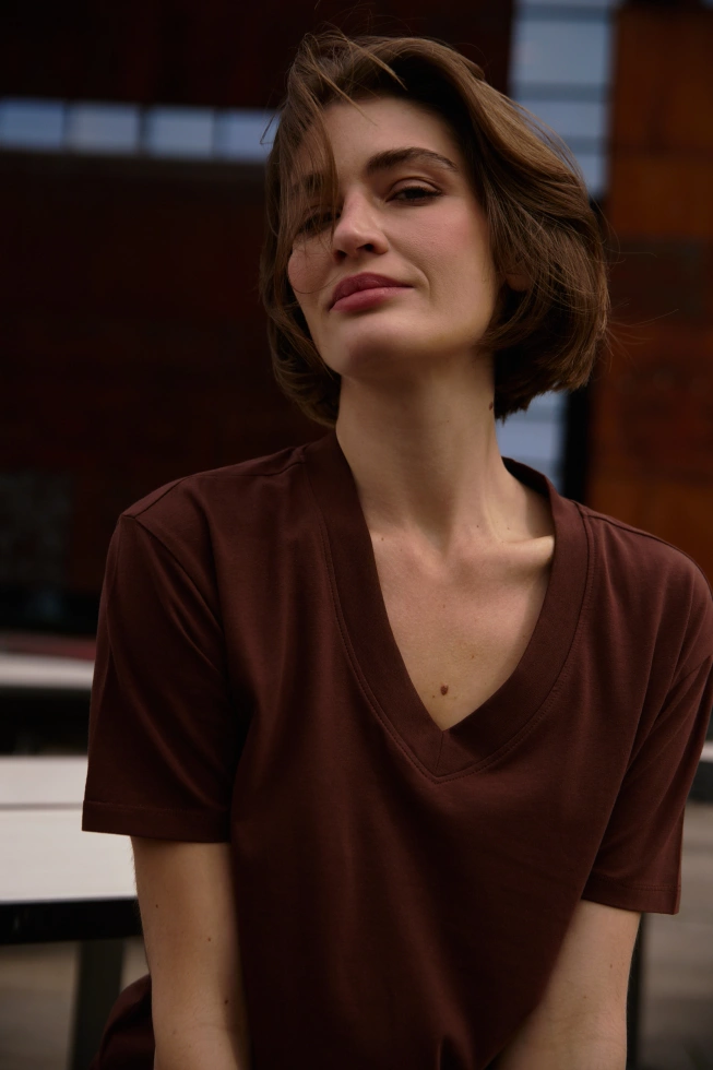 T-shirt z dekoltem w serek brązowy