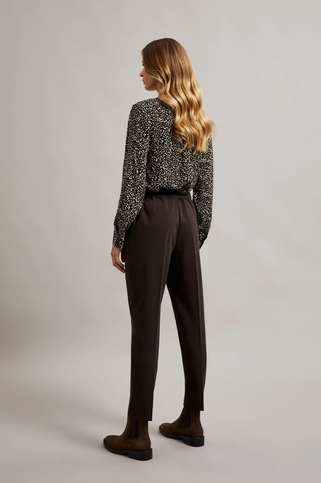 Spodnie z prostą nogawką i wiązaniem w pasie brązowe