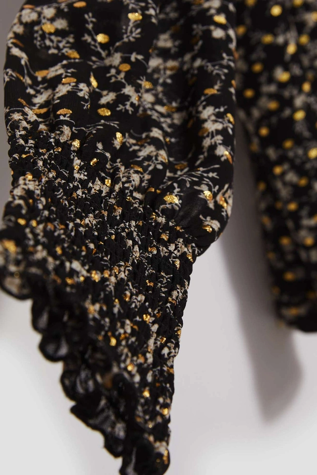 Wzorzysta koszula z wiązaniem na dekolcie czarna