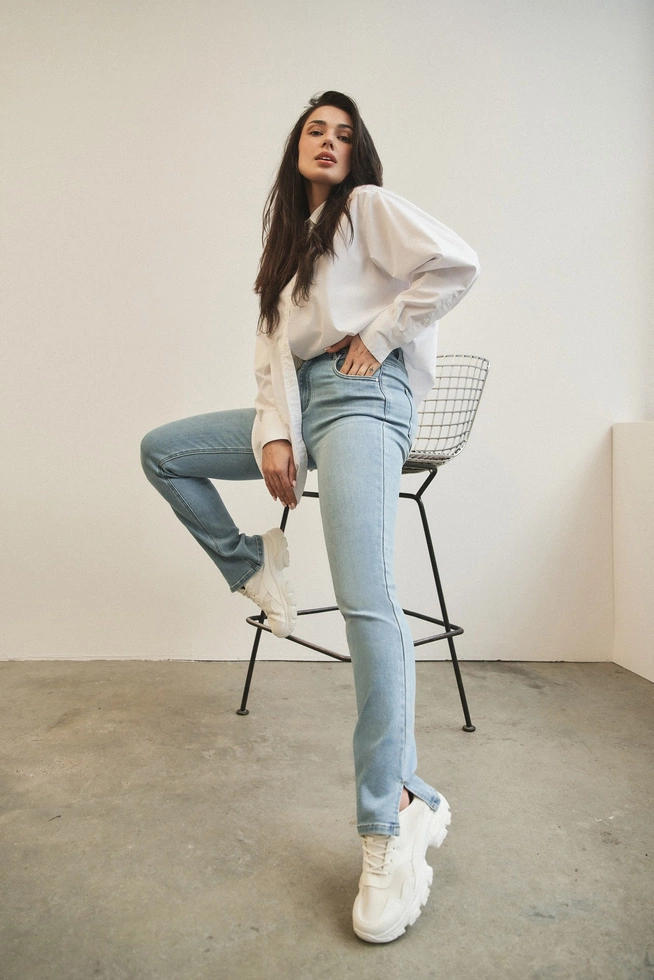 Jeansy z rozcięta nogawką