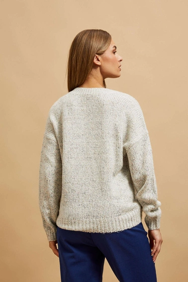 Sweter z dekoltem w serek i długimi rękawami perłowy