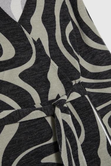 Dopasowana sukienka szara