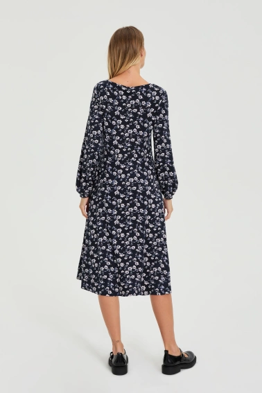 Sukienka midi w kwiaty granatowa