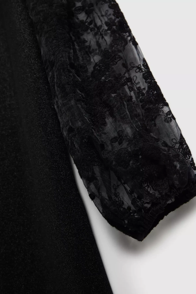 Sukienka z ażurowymi rękawami