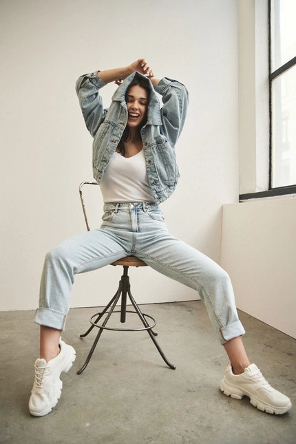 Jeansy mom fit z wysokim stanem