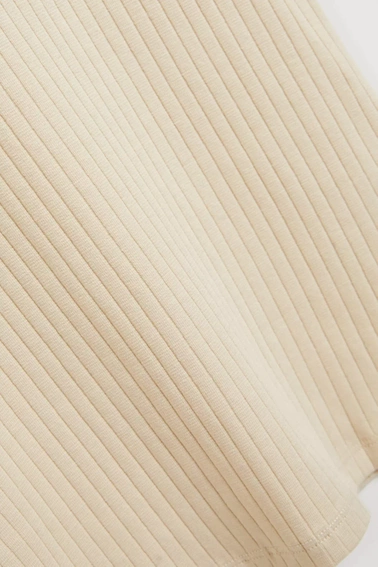 Prążkowana bluzka z golfem piaskowa