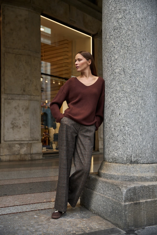 Sweter o prostym fasonie brązowy