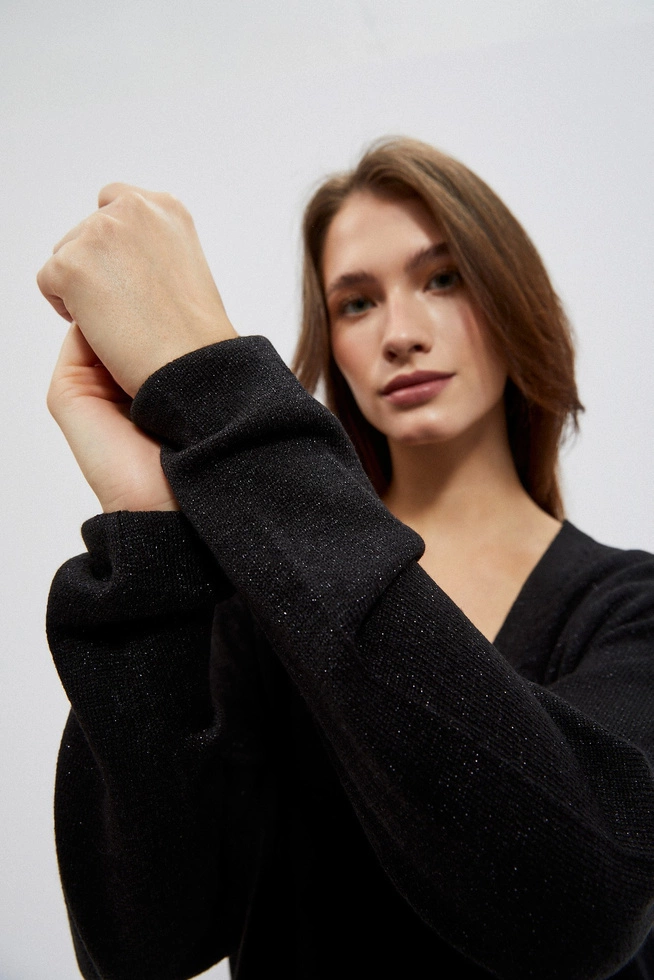 Sweter z dekoltem w serek czarny