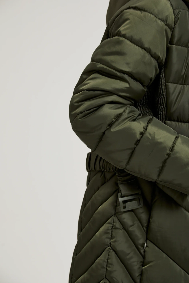 Pikowana kurtka z paskiem oliwkowa