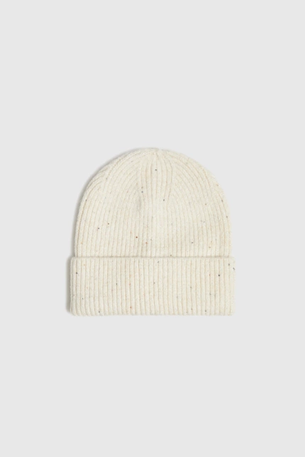 Czapka ozdobiona cekinami biała