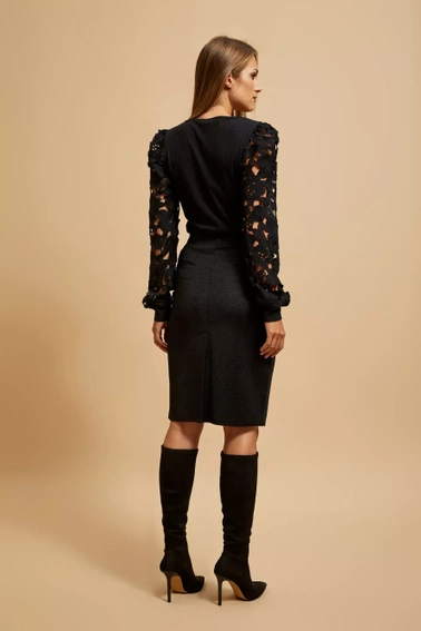 Ołówkowa spódnica z metaliczną nitką czarna