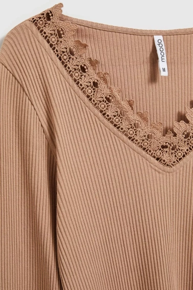 Bluzka z koronkowym dekoltem