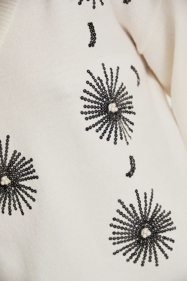 Sweter z cekinami biały