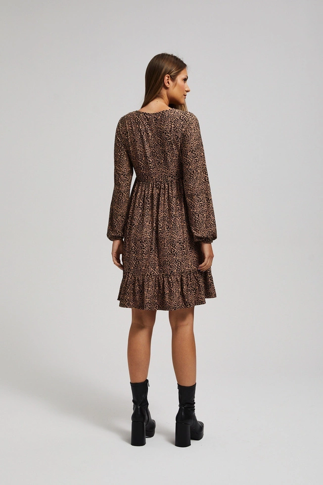 Wzorzysta sukienka z falbaną o długości przed kolano ciemnobeżowa