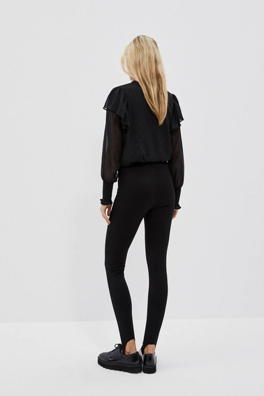 Gładkie spodnie z paskiem na stopie czarne