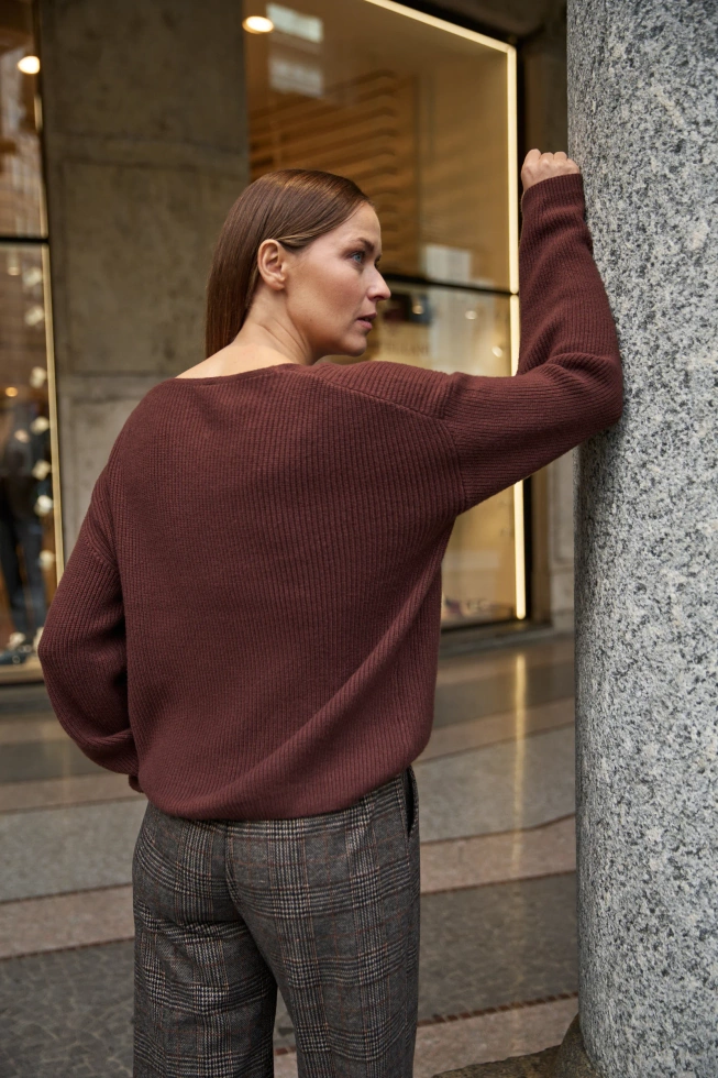 Sweter o prostym fasonie brązowy