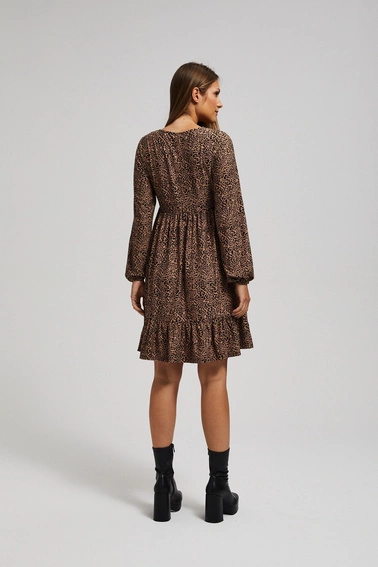 Wzorzysta sukienka z falbaną o długości przed kolano ciemnobeżowa