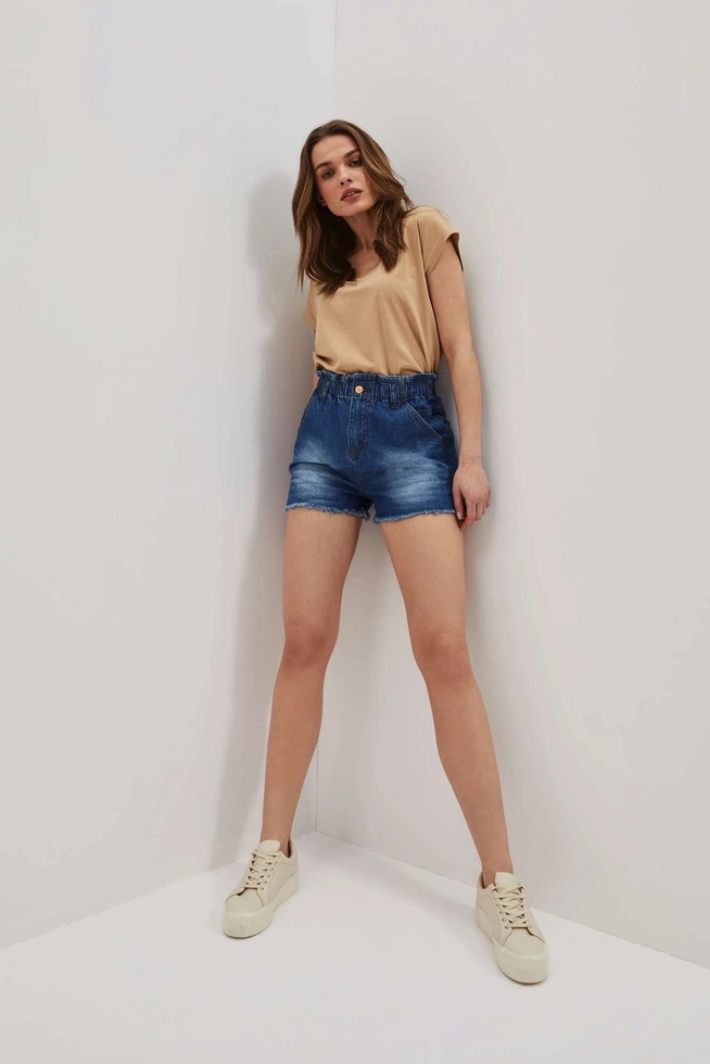 Szorty z postrzępioną nogawką