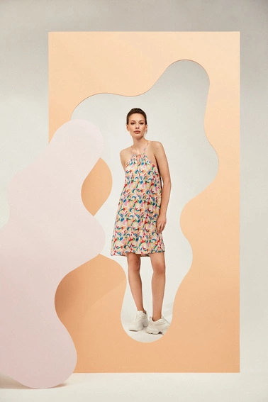 Wzorzysta sukienka na ramiączka