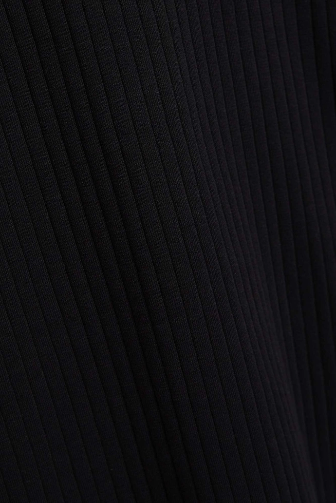 Prążkowana czarna bluzka z golfem