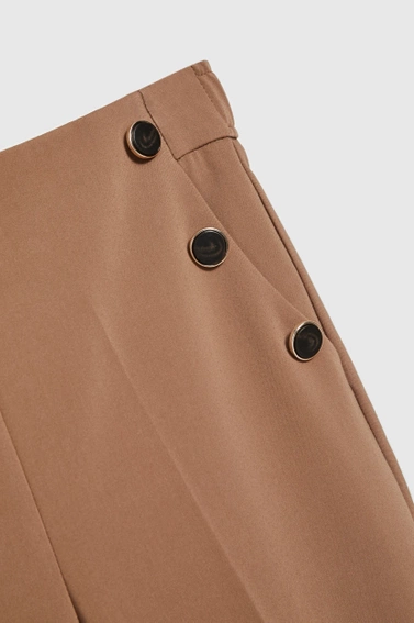 Eleganckie spodnie w kant z ozdobnymi guzikami beżowe