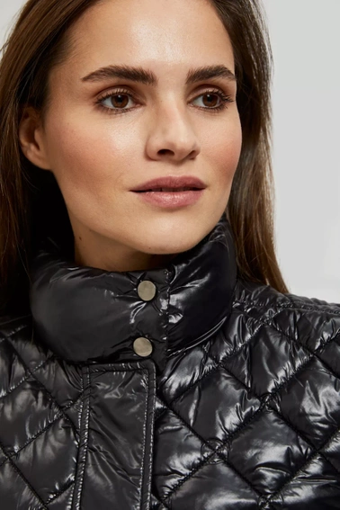 Krótka pikowna kurtka zapinana na zamek czarna