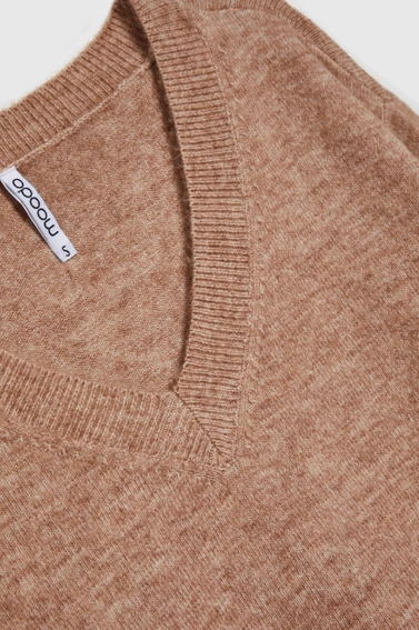 Sweter z dekoltem w serek o prostym kroju beżowy