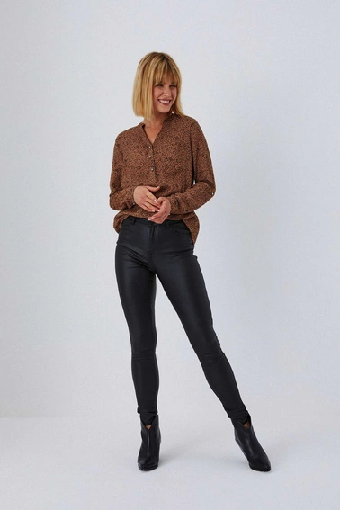 Woskowane spodnie o dopasowanym kroju