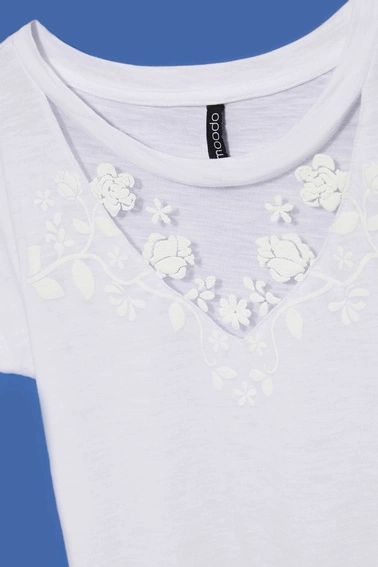 Bluzka z ażurowym dekoltem 