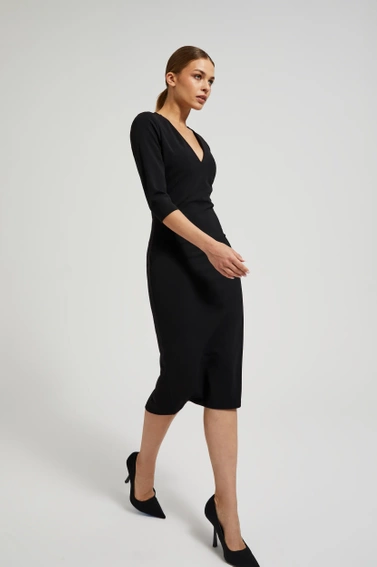Gładka sukienka z dekoltem w serek czarna