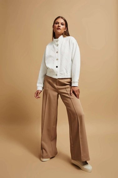 Bluza z ozdobnymi guzikami perłowa