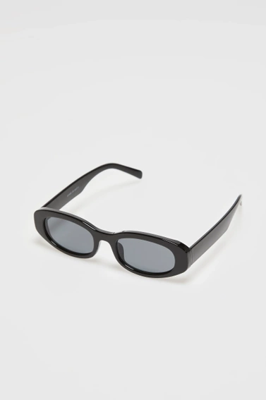 Wąskie czarne okulary