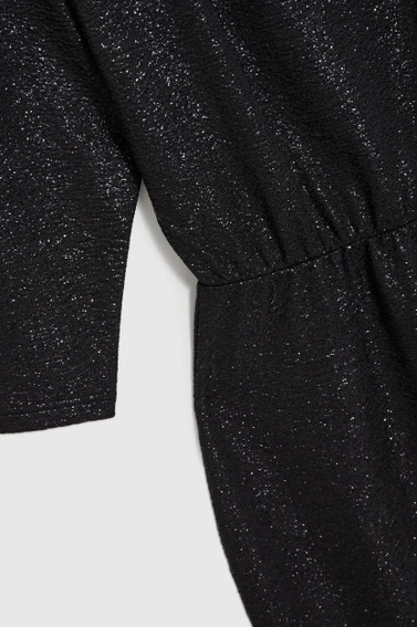 Błyszcząca sukienka o długości przed kolana czarna 