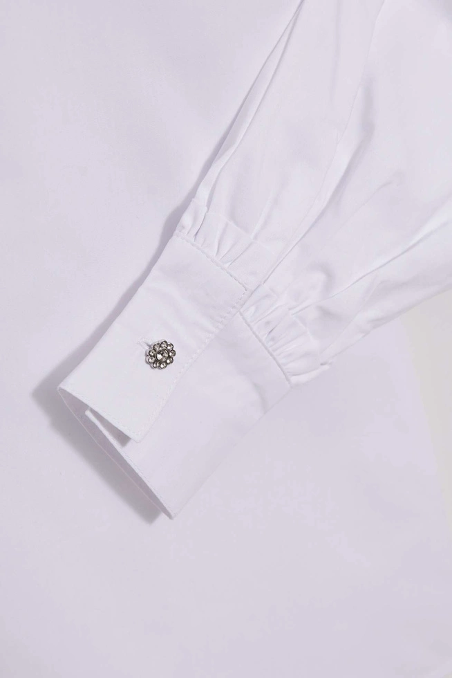 Koszula ze srebnymi ozdobnymi guzikami i kołnierzykiem biała