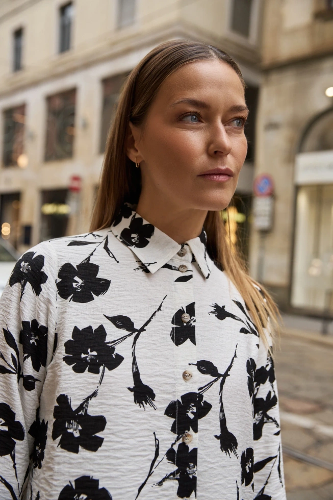 Wiskozowa koszula w kwiaty biała