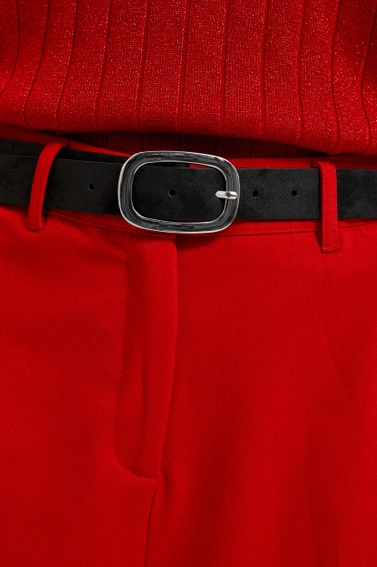 Gładki pasek z klamrą w kolorze srebrnym czarny