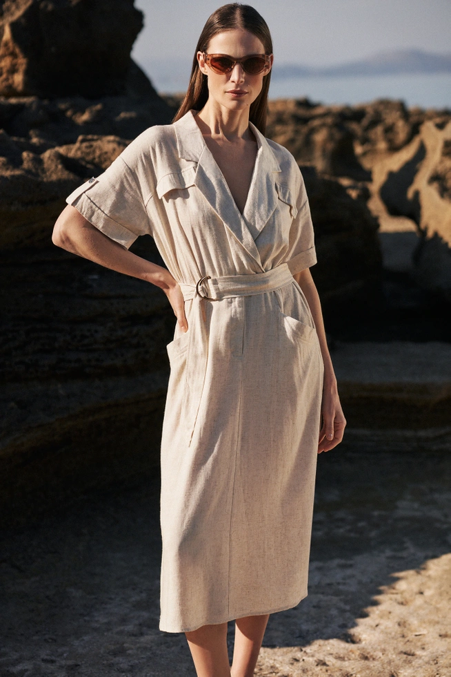 Lniana sukienka z dekoltem w serek beżowa